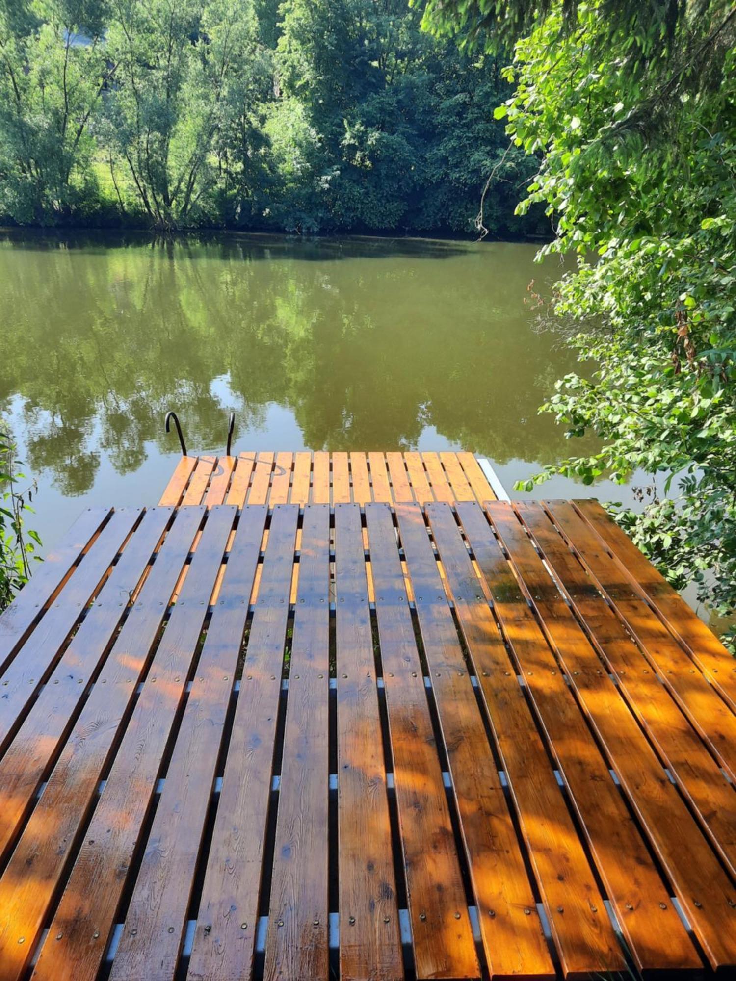 Bungalov Na Brehu Labe S Vlastnim Molem Pardubice Eksteriør billede